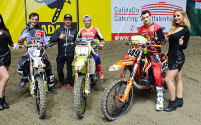 Die Piloten des ADAC Supercross Dortmund sind schon mit Volldampf bei der Sache